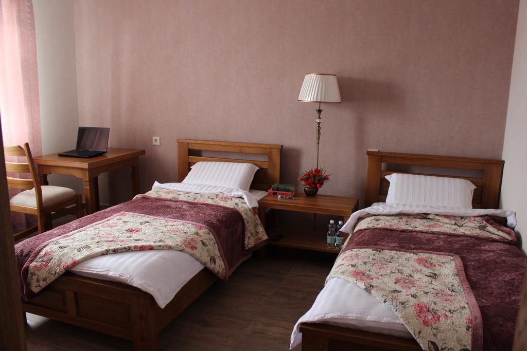 Barin House Hotel Soemy Buitenkant foto